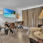 Serene Cozy Retreat With Balcony Free Parking