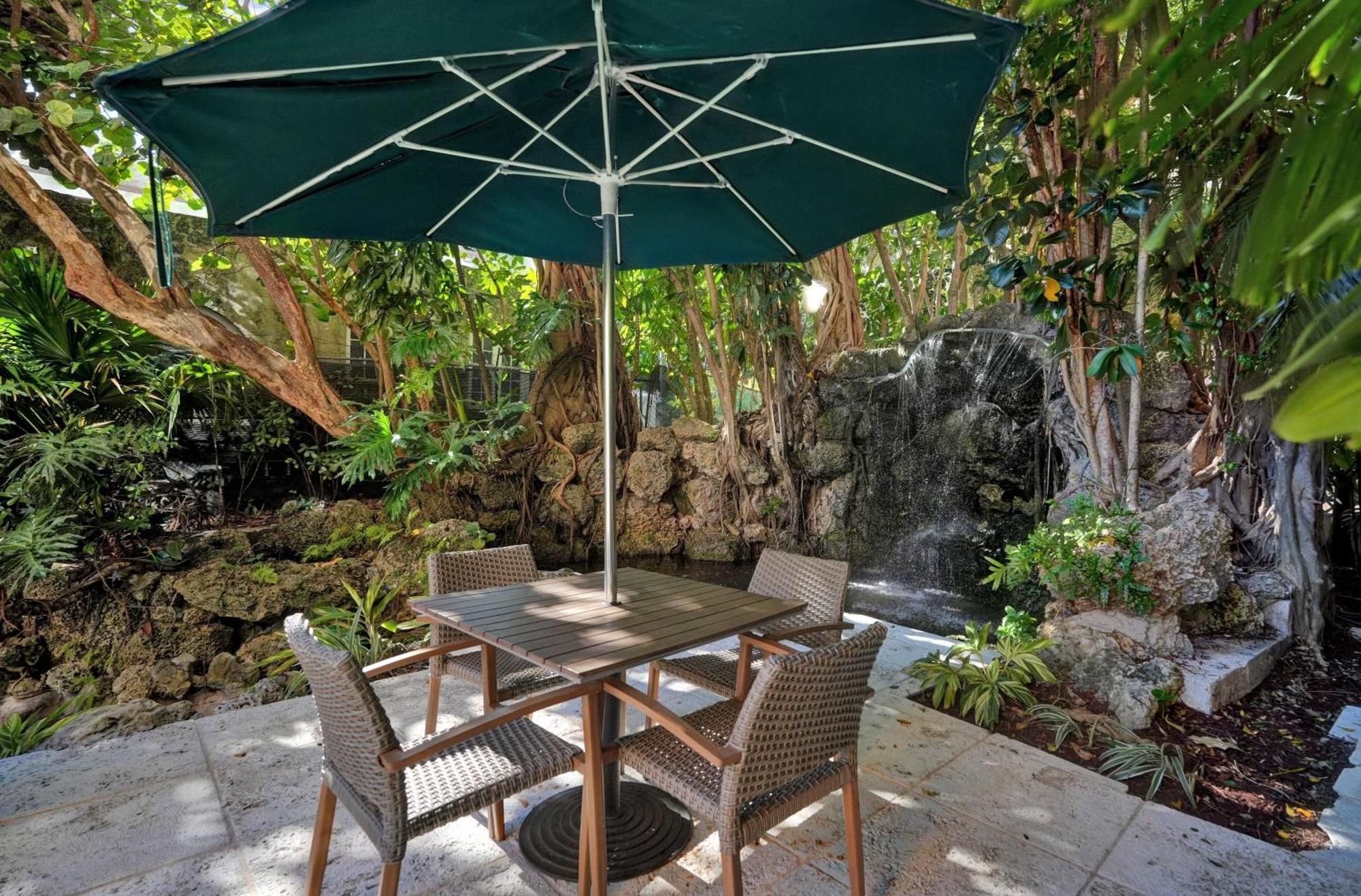 Serene Cozy Retreat With Balcony Free Parking *