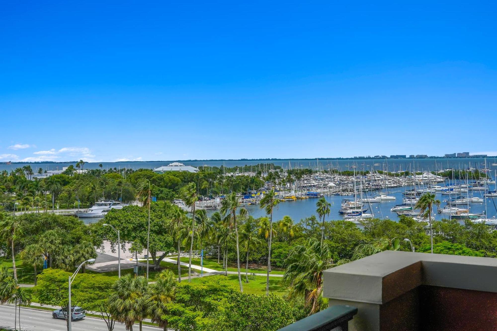 Apartahotel Serene Cozy Retreat With Balcony Free Parking Miami