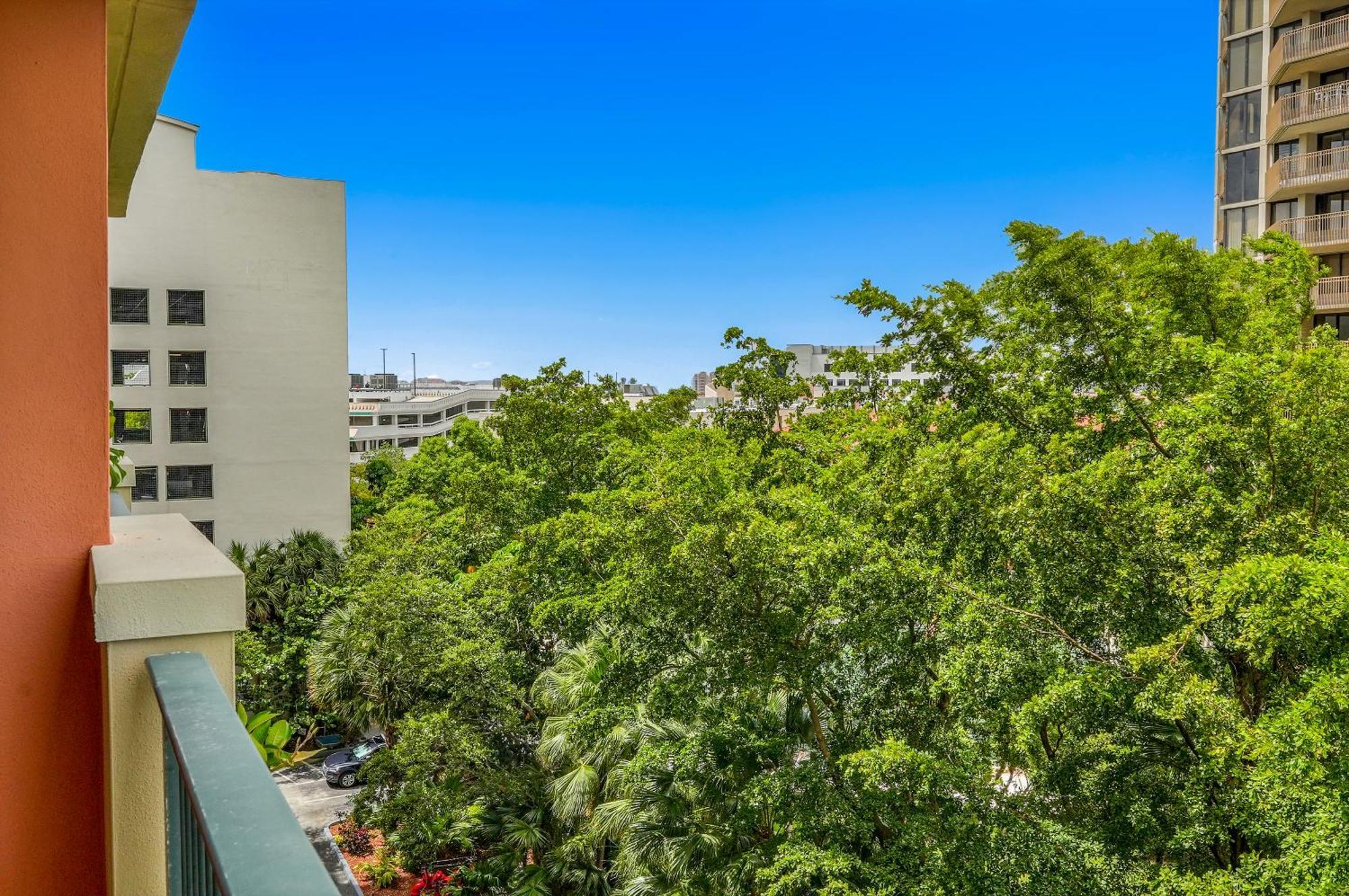Serene Cozy Retreat With Balcony Free Parking * Miami