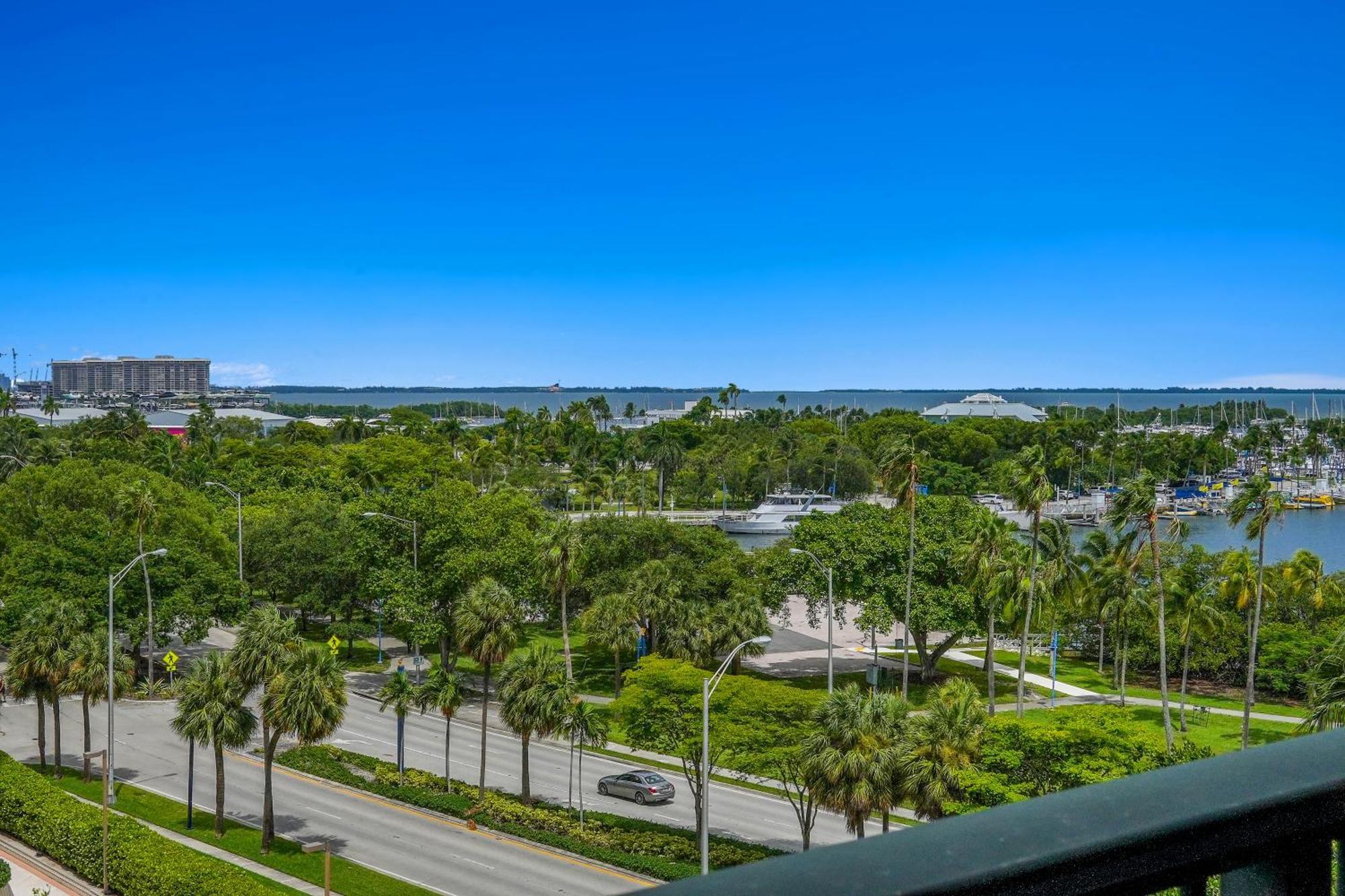 Apartahotel Serene Cozy Retreat With Balcony Free Parking Miami